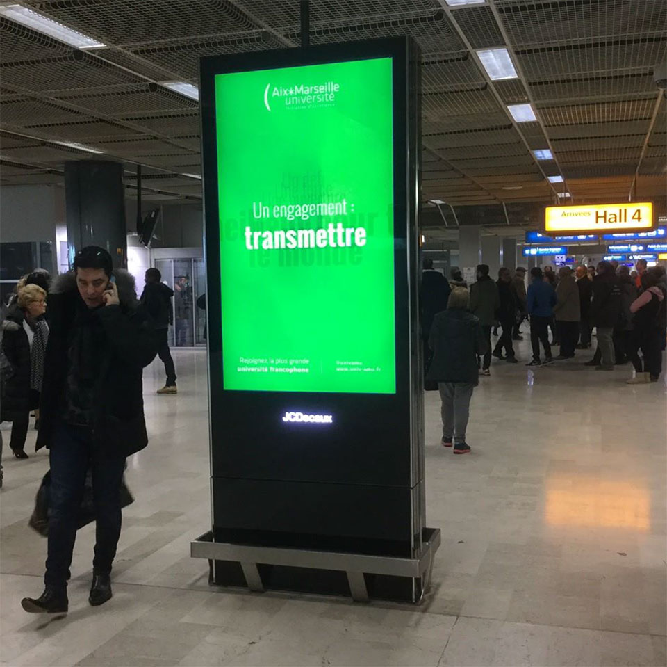 photo de deux faire-parts de naissance dans le même graphisme